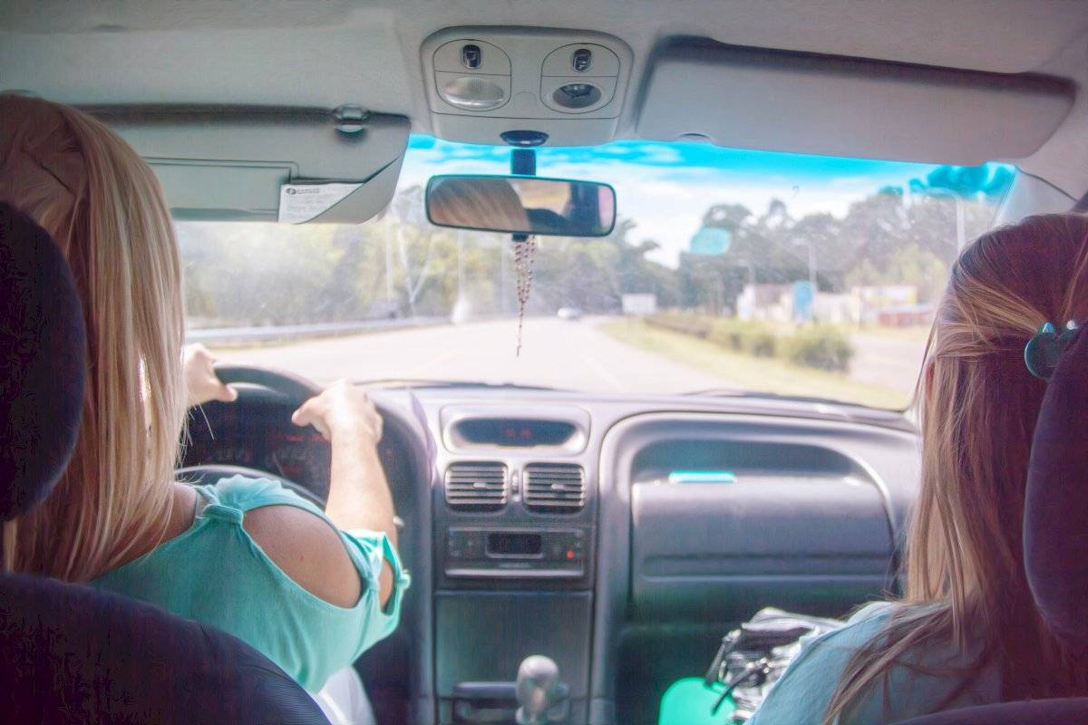 Mujeres gastan en autos