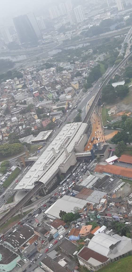 Tubulação se rompe e lama toma conta da avenida João Dias