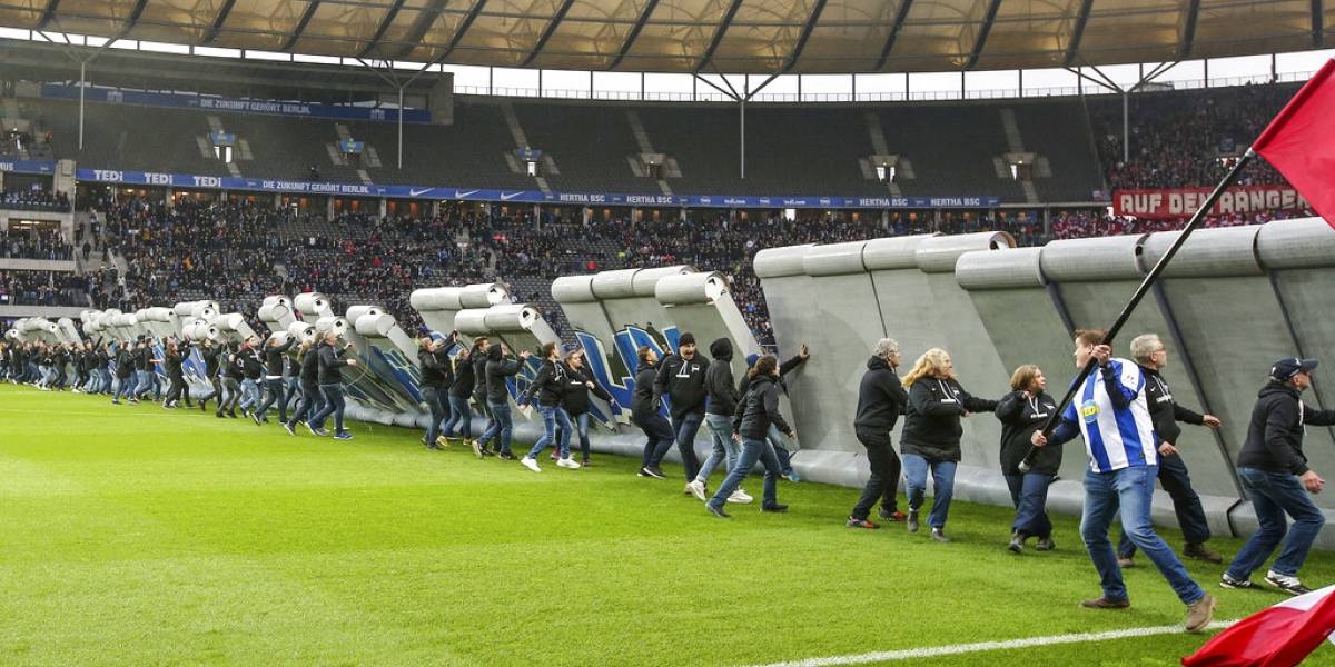 Derriban simbólico'muro de Berlín en partido en Bundesliga