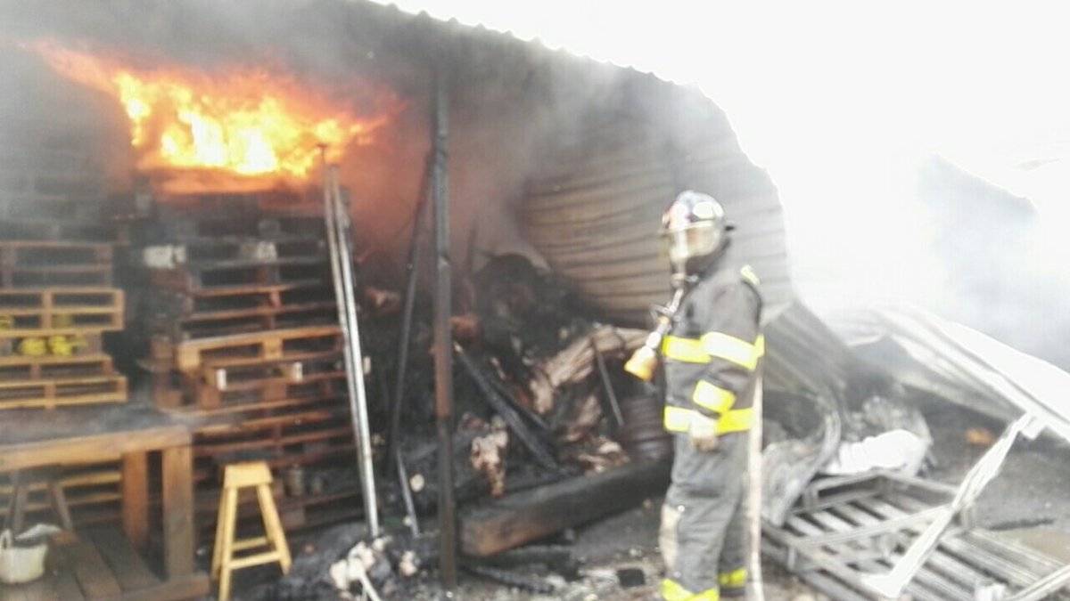 Los Bomberos Voluntarios apagan incendio en Villa Nueva.