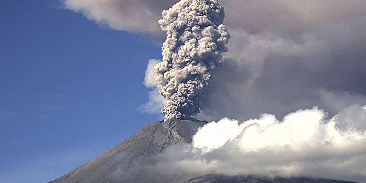 Advierten caΓda de ceniza del PopocatΓ©petl en CDMX