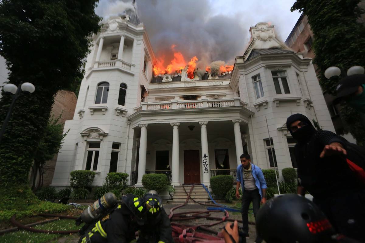 Providencia: Prisión preventiva para imputado por incendio a sede universitaria - Publimetro Chile
