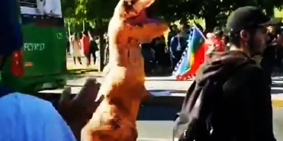 Video: Carabinero en moto atropelló al simbólico dinosaurio de las marchas en Viña del Mar