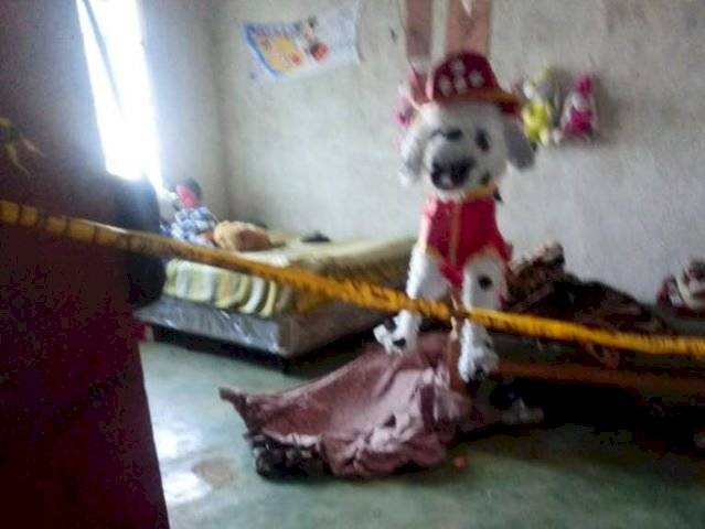 En un cuarto ensangrentado de la casa fue localizado el cuerpo degollado de Ericka Elizabeth Flores Chután, de 18 años.