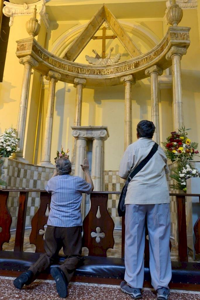 Mujer destruyó la imagen del Jesús del Gran Poder en Guayaquil (Video)