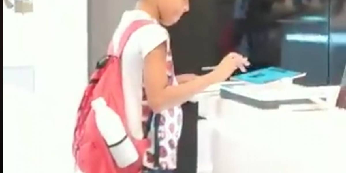 Tuvo que usar la tablet de una tienda para hacer sus deberes y se llevó una gran sorpresa