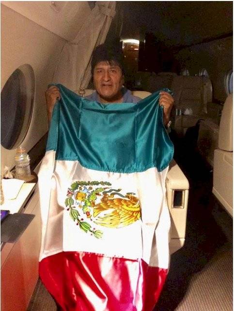 Evo Morales con la bandera de México