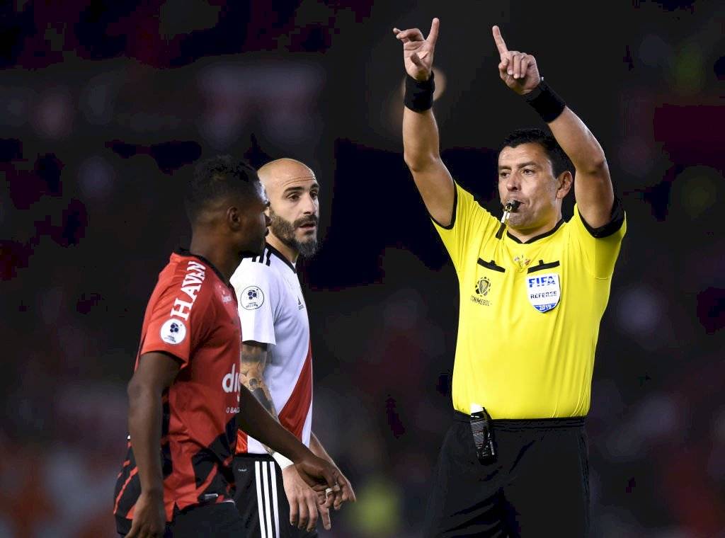 Tobar dirigió la final de vuelta de la Recopa Sudamericana 2019 entre River Plate y Athletico Paranaense / Foto: Getty Images