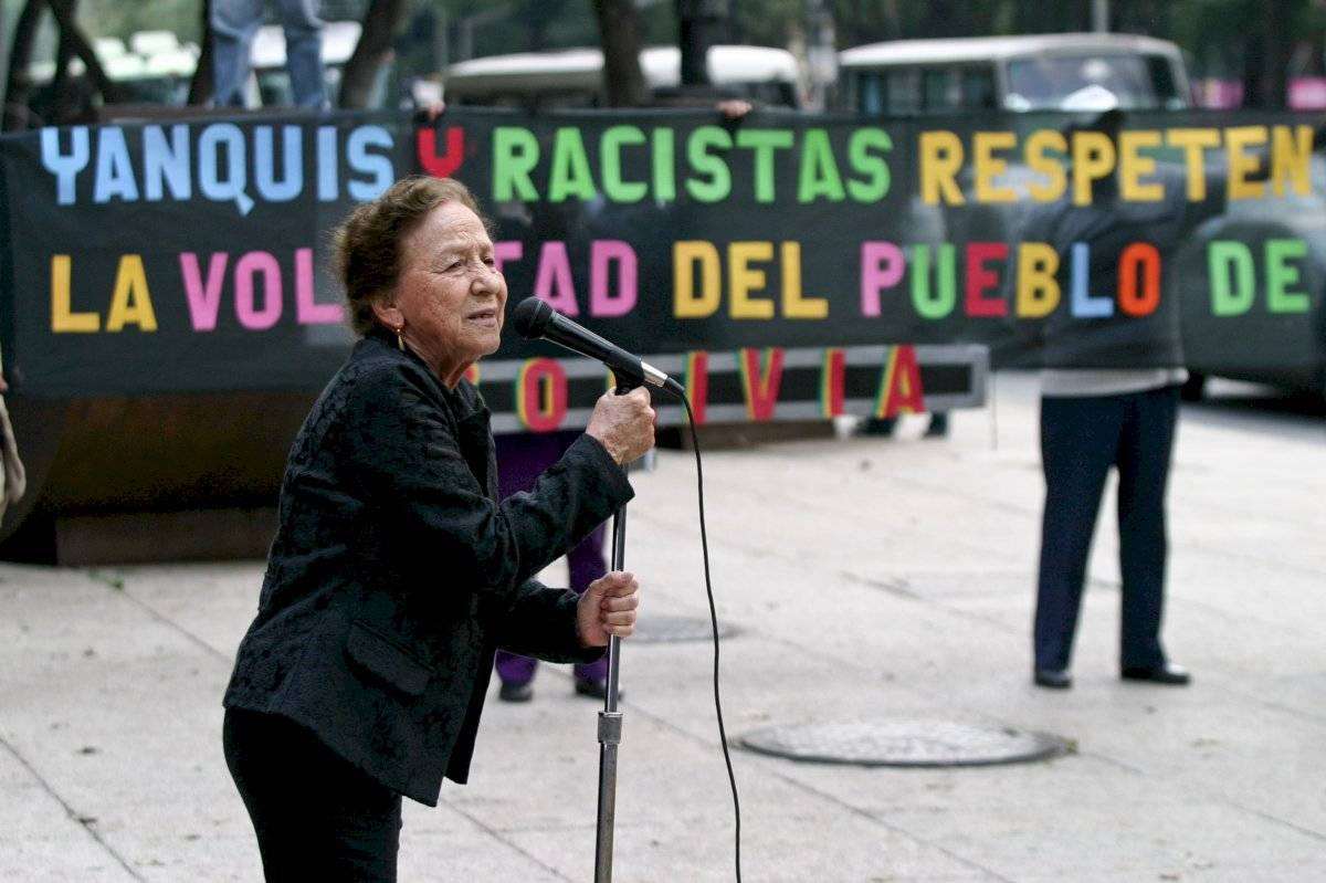 La entonces senadora Rosario Ibarra, también estuvo presente durante una protesta en frente de la embajada de Estados Unidos