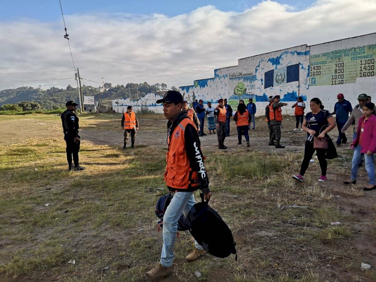 Trasladan a albergue a familias damnificadas de Ciudad Peronia