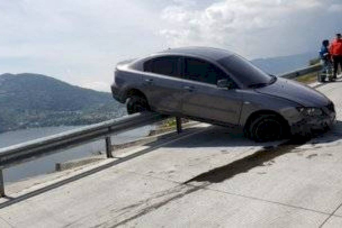 FOTOS. Vehículo casi cae a barranco tras accidentarse en autopista VAS - Publinews Guatemala