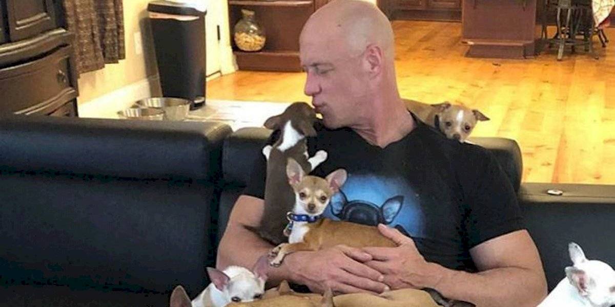 Homem que tirava sarro de cães pequenos é salvo por chihuahua e dedica sua vida a resgatá-los