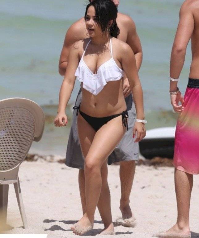 Captan a Becky G con bikini y así luce sin retoques ¿gorditos?