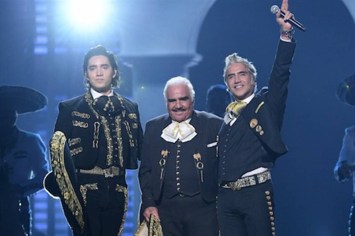 Vicente Fernández se convierte en el protagonista de los Latin Grammy al reaparecer en los escenarios - Publinews Guatemala