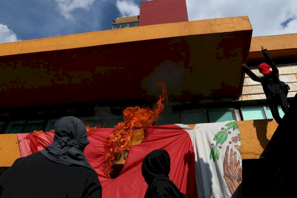 quema de bandera en CU