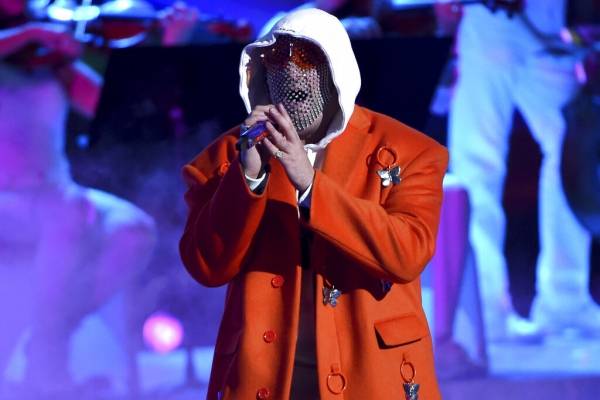 Bad Bunny durante su presentación en un número musical en la 20a entrega del Latin Grammy el jueves 14 de noviembre de 2019 en el MGM Grand Garden Arena en Las Vegas.