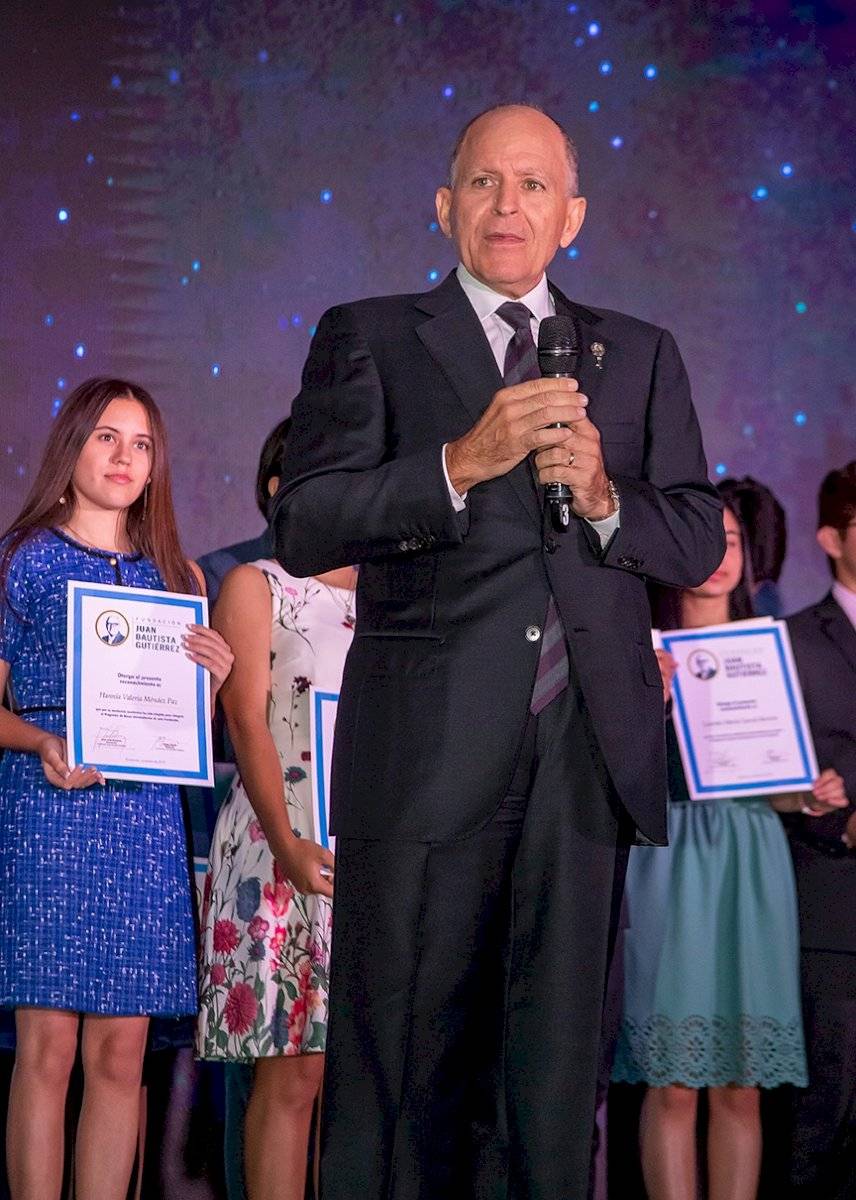 Fundación Juan Bautista Gutiérrez entregan 35 becas universitarias