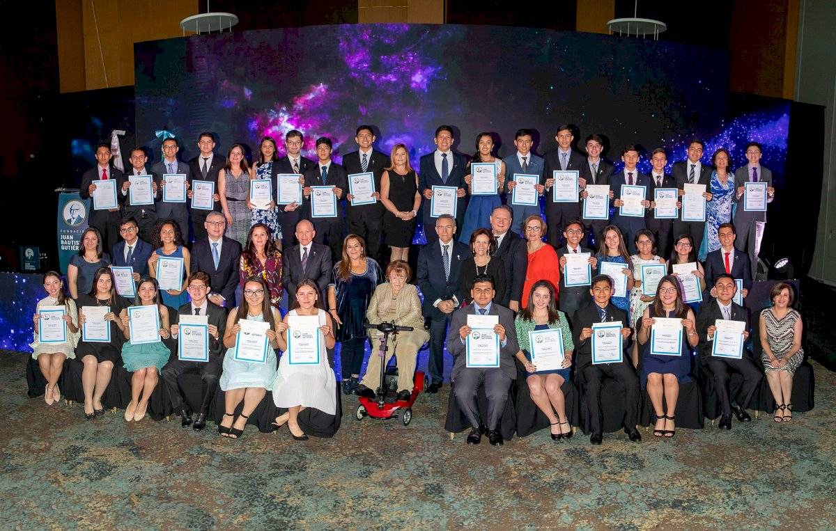 Fundación Juan Bautista Gutiérrez entregan 35 becas universitarias