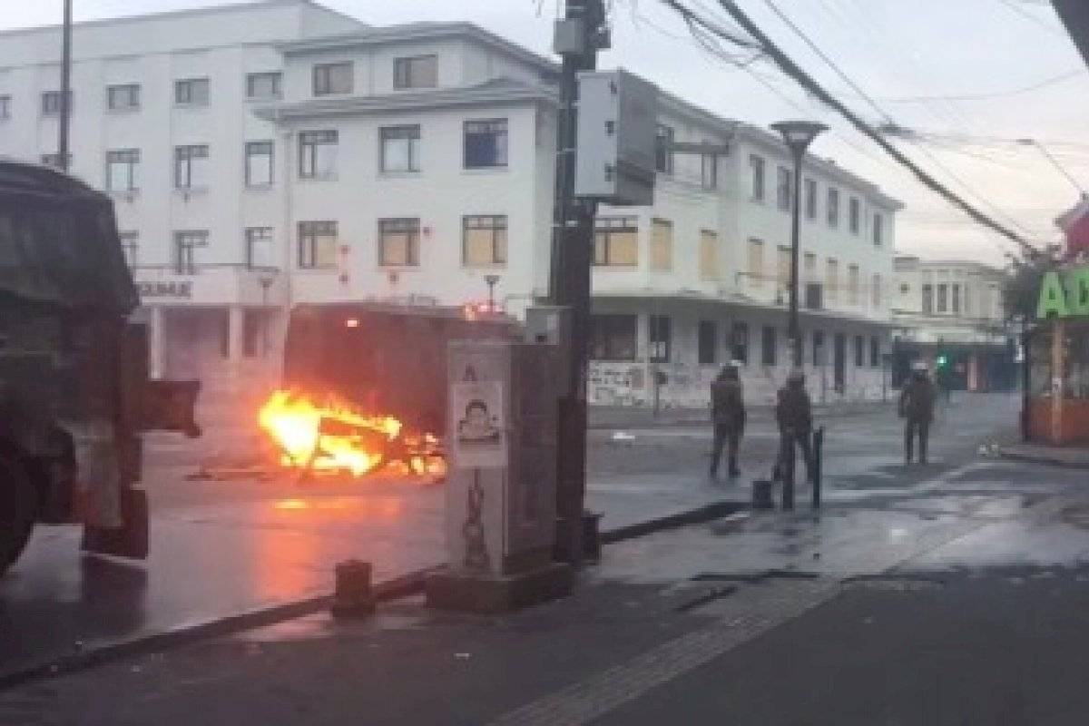 Puerto Montt: desconocidos saquean catedral y utilizan bancas como barricadas - Publimetro Chile