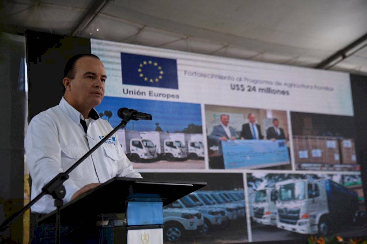 Ministro Mario Méndez Montenegro presente informe a cooperantes