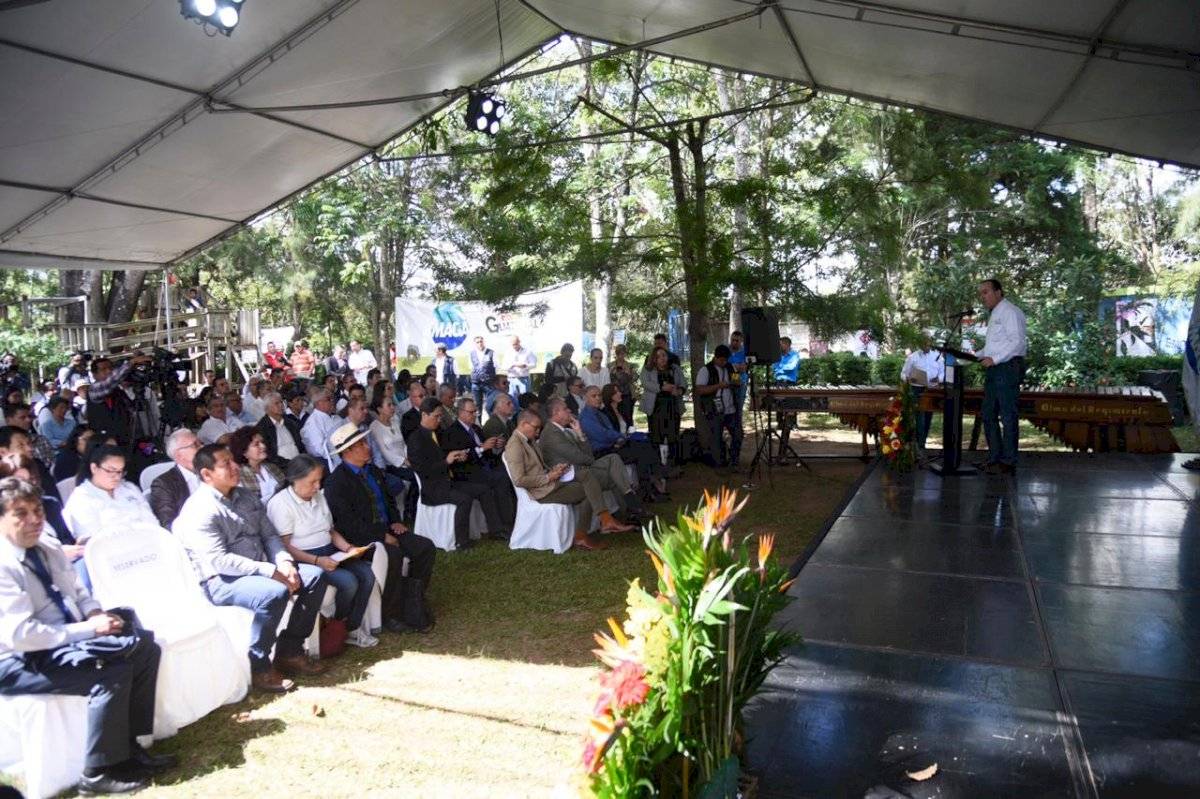 Ministro Mario Méndez Montenegro presente informe a cooperantes
