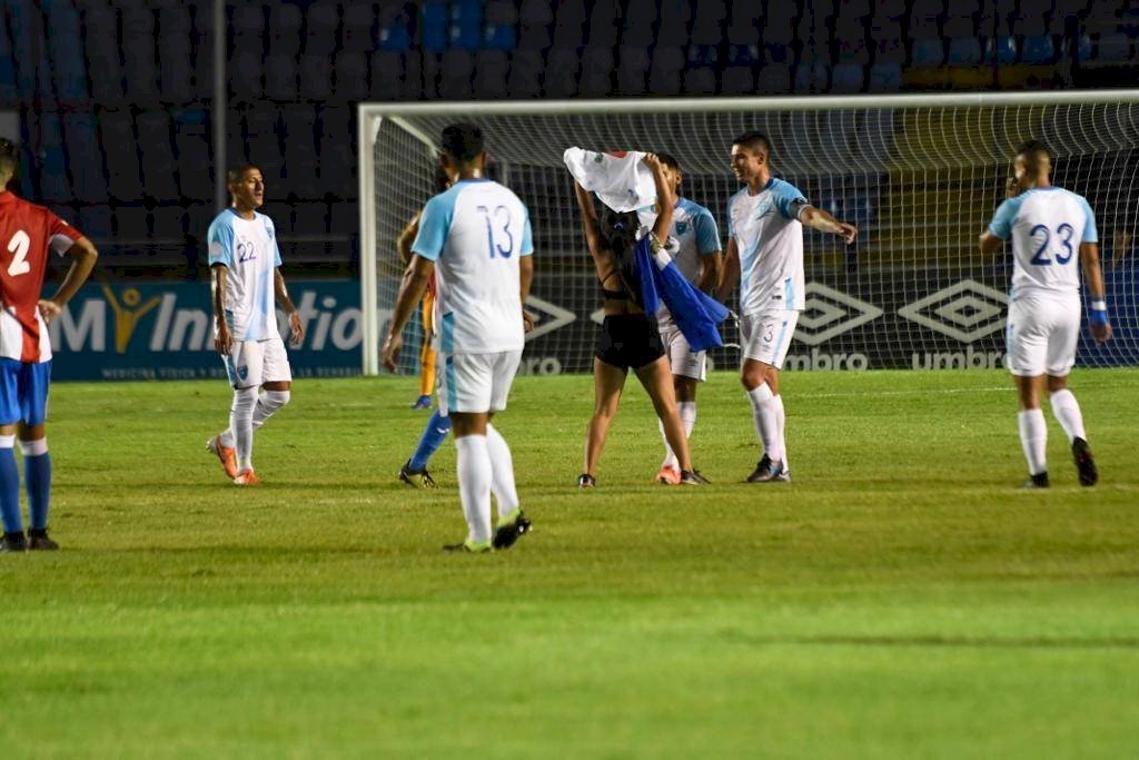 Aficionada guatemalteca se quita ropa selección nacional vs Puerto Rico