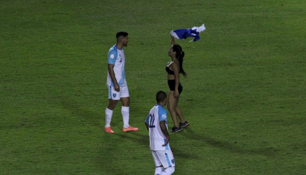 Quién es la youtuber que se quitó la ropa en el estadio?