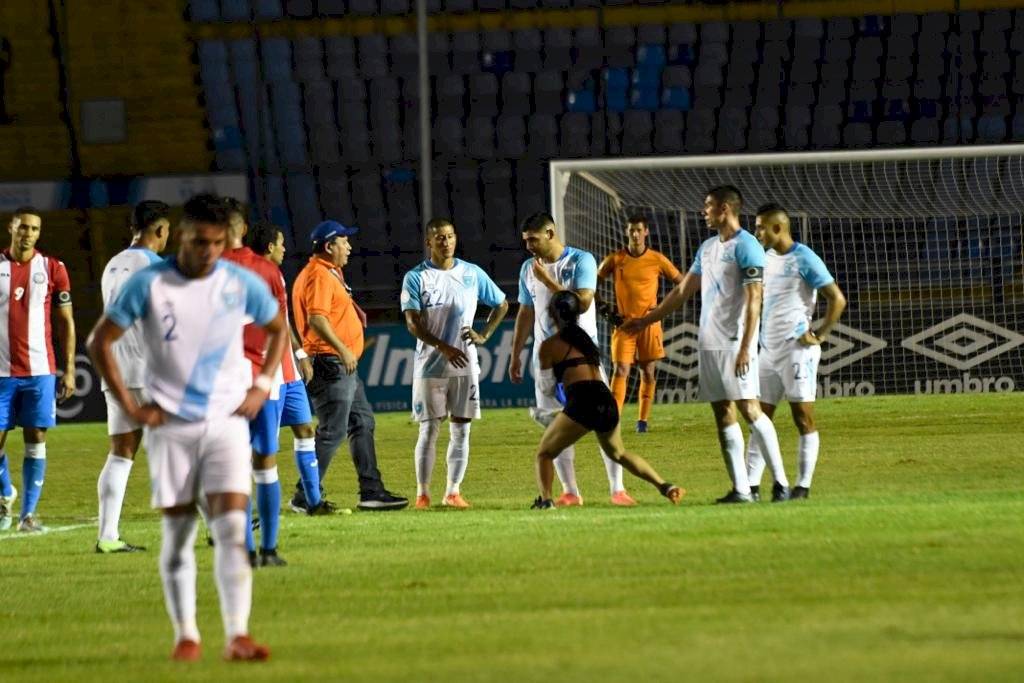 Aficionada guatemalteca se quita ropa selección nacional vs Puerto Rico