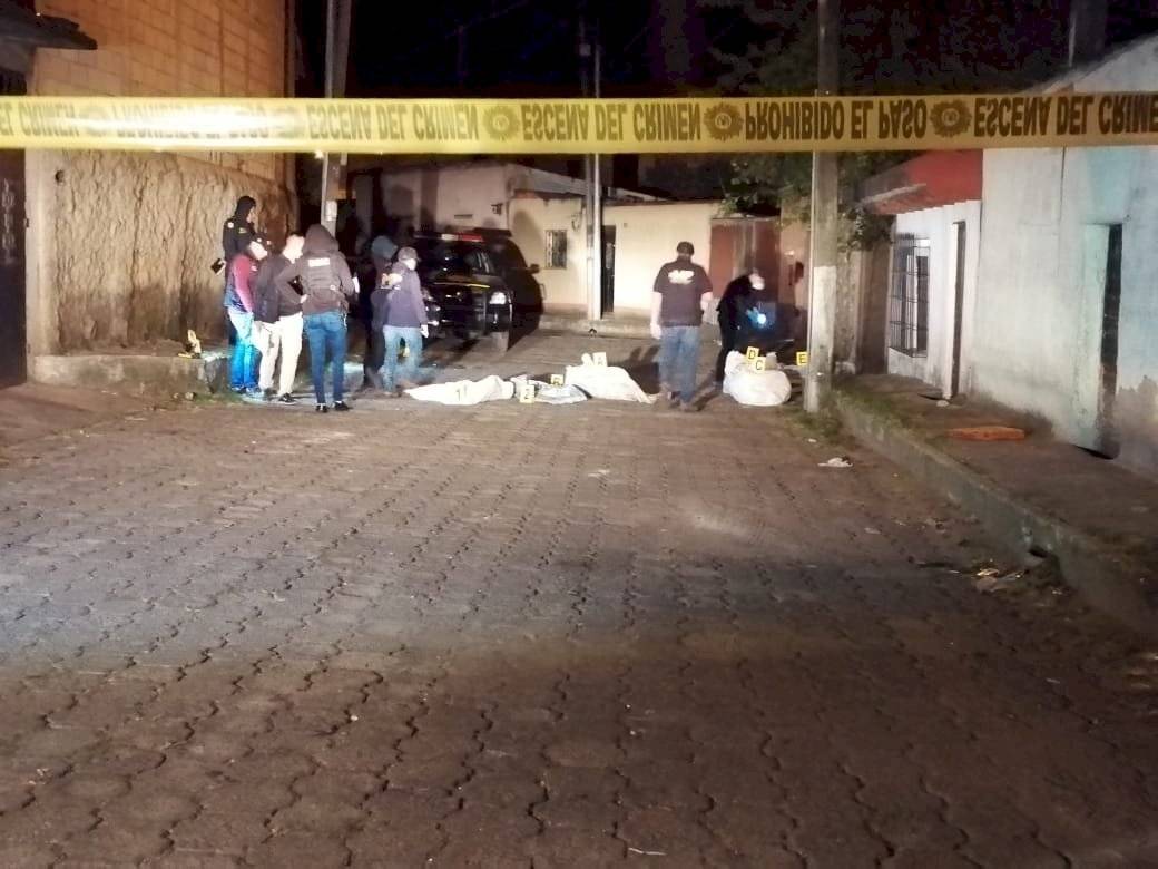 La primera reacción de los vecinos fue marcar el 110 de la Policía Nacional Civil, para que verificaran la posible escena del crimen.