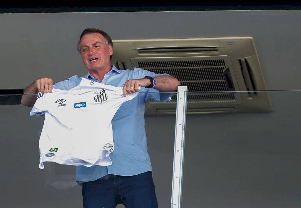 Jair Bolsonaro con la camiseta del Santos / Foto: Getty Images