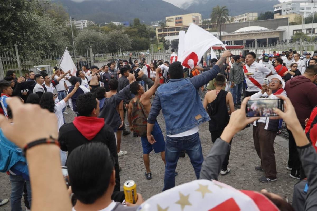 Hinchas de Liga de Quito no pudieron festejar en la pileta de la Universidad Central - Metro Ecuador