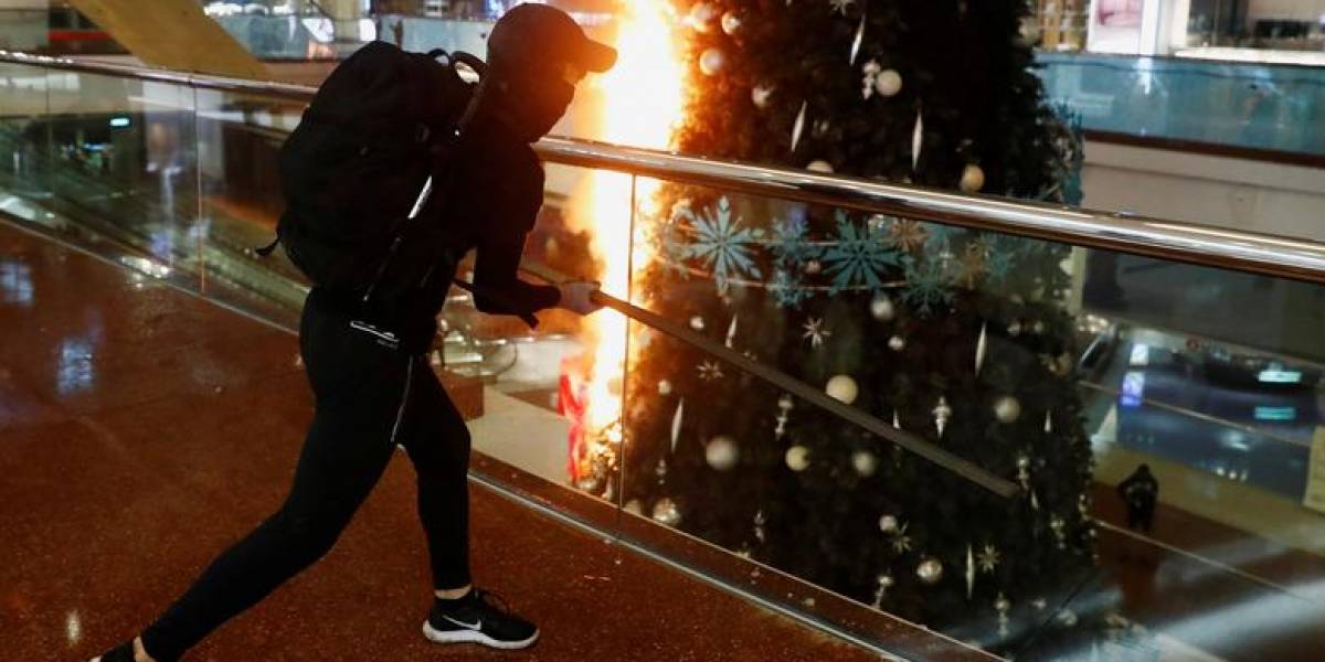 ¿Las imágenes viralizadas de un árbol de Navidad vandalizado en Hong Kong habrán influido en el Costanera Center?