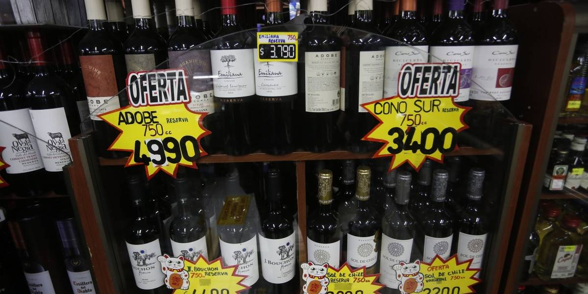 Senadores quieren sancionar venta de alcohol a menores a través de plataformas digitales