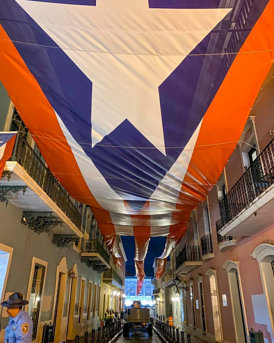 Bandera de PR en calle Fortaleza
