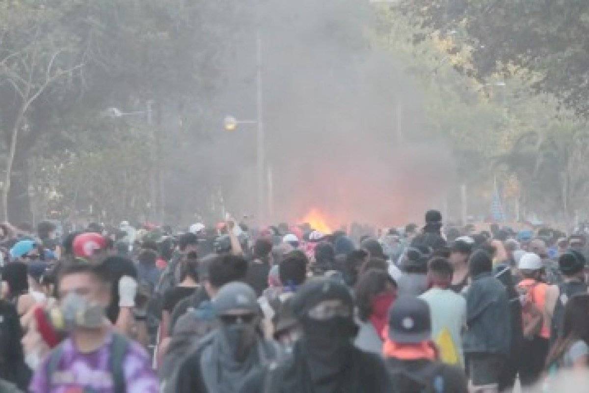 Registran nuevos enfrentamientos en Santiago a un mes de protestas por estallido social - Publimetro Chile