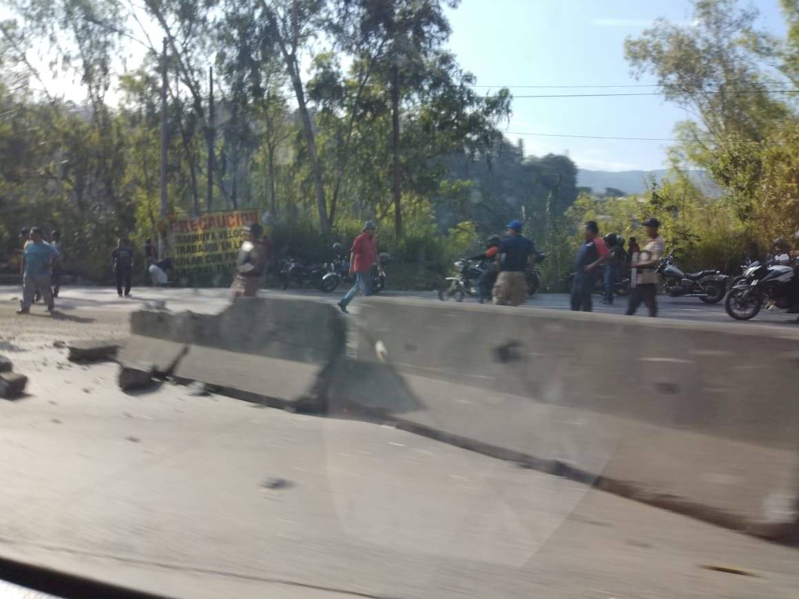tráiler volcado en Km. 12 de ruta al Pacífico, bajada de Villa Lobos