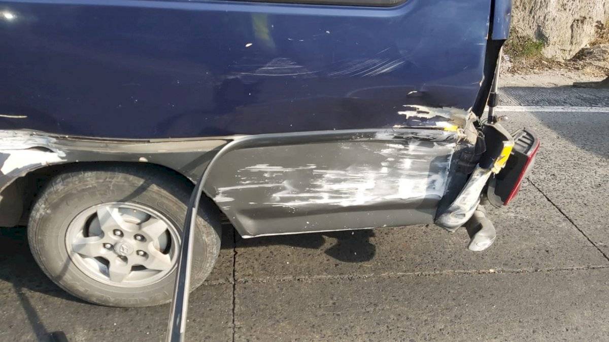 tráiler volcado en Km. 12 de ruta al Pacífico, bajada de Villa Lobos