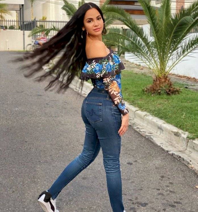 Natti Natasha usó jean a la cintura