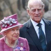 Reina Isabel de Inglaterra se vacuna contra el COVID-19