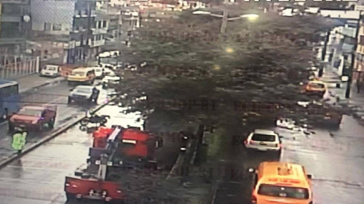 Cierres viales por accidentes, deslizamientos, vehículos averiados y árboles caídos