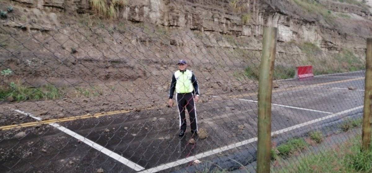 Cierres viales por accidentes, deslizamientos, vehículos averiados y árboles caídos