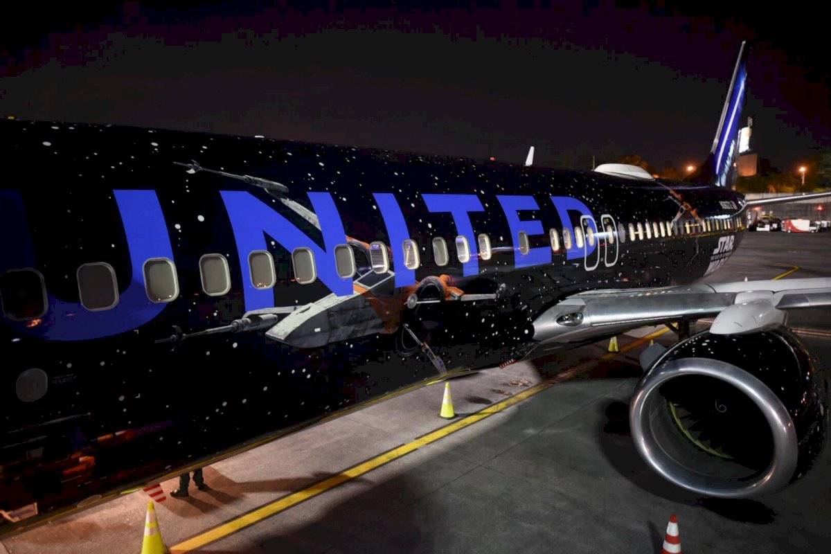 X-Wing en el exterior del Boeing de United