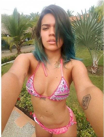 Con el cabello azul, Karol G