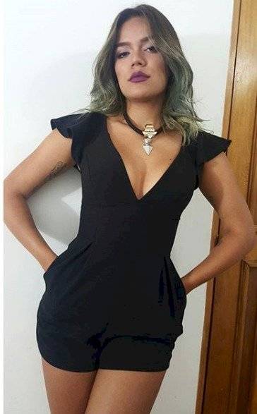 Usando vestido azul, Karol G