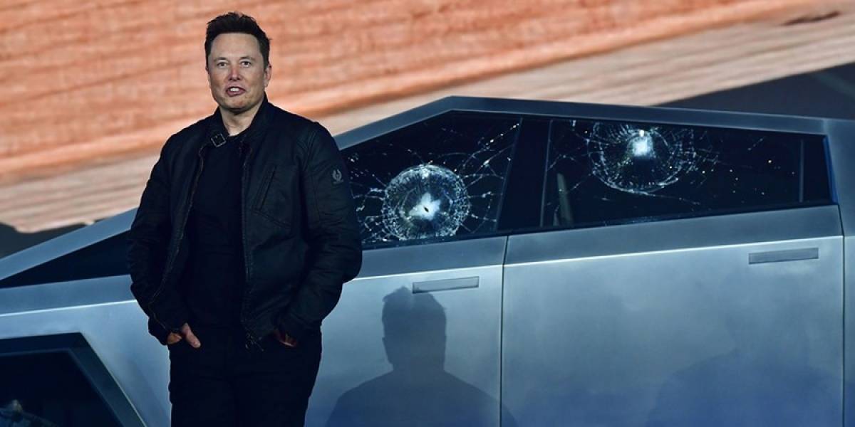 Elon Musk estrella su Cybertruck contra un poste pequeño y se hace viral