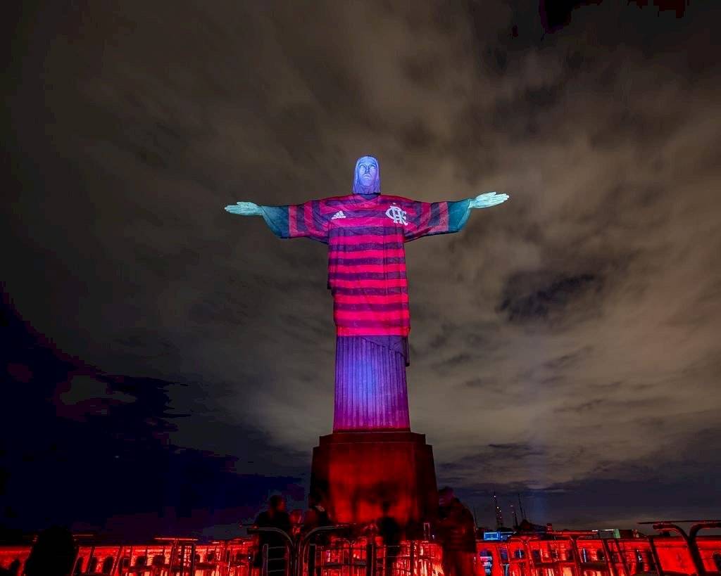 Cristo Redentor con los colores del Flamengo