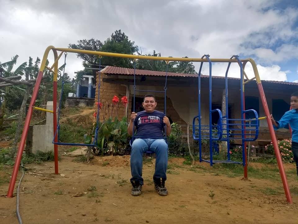 Profesor Edwin Linares de la escuela en Terrero Barroso