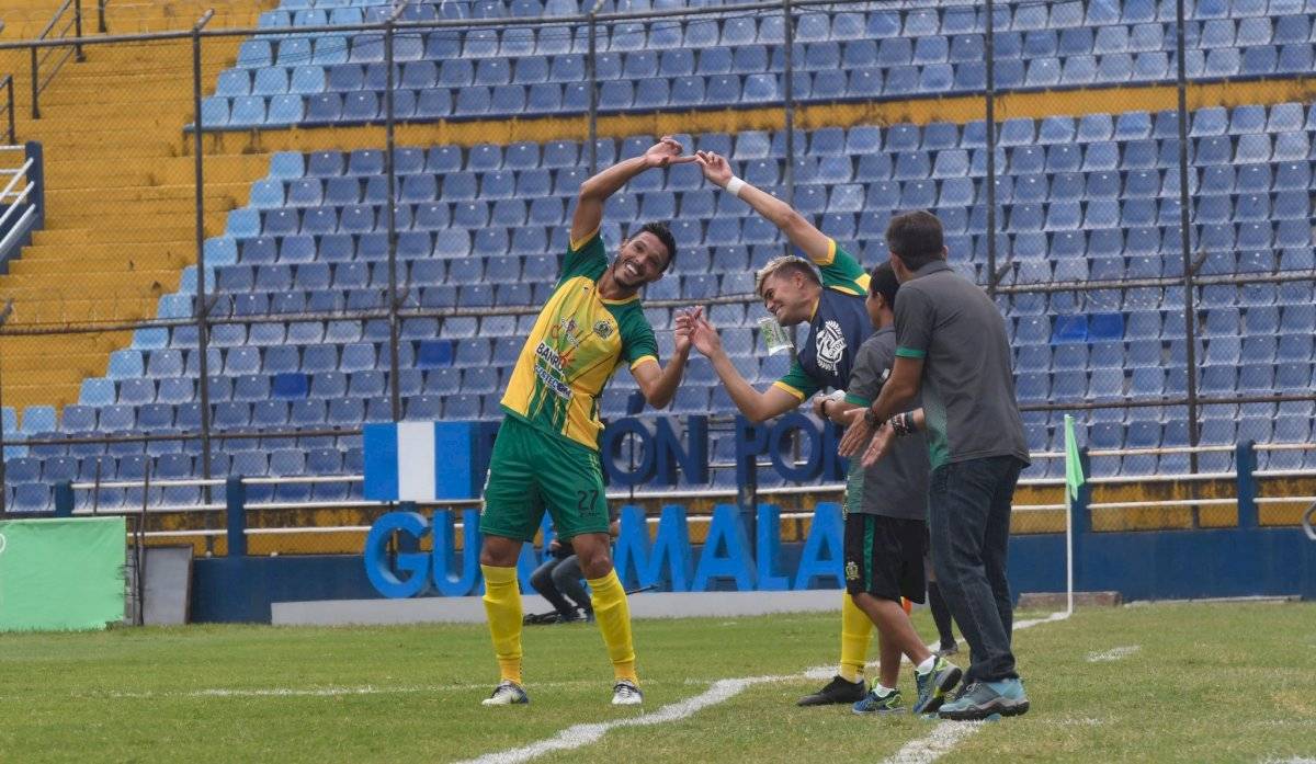Luis Ángel Landín festejando el empate ante los cremas