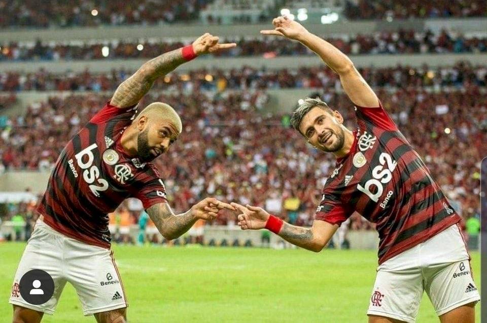 Futbolistas hacen la danza de la fusión