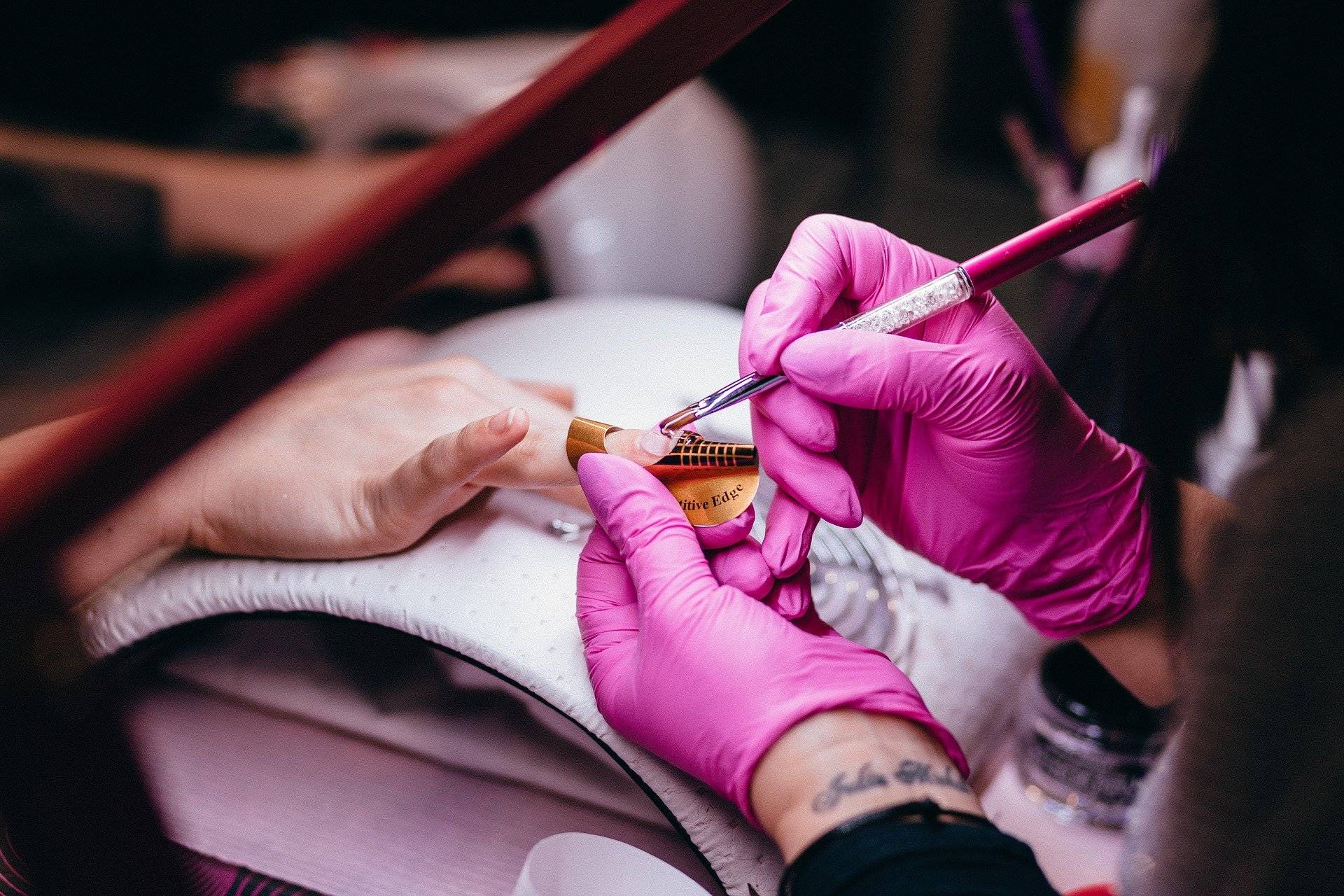 Manicuristas se exponen a químicos equivalentes a los de una refinería de petróleo químicos